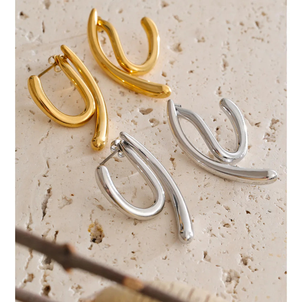 Geometric earrings in gold-plated stainless steel.