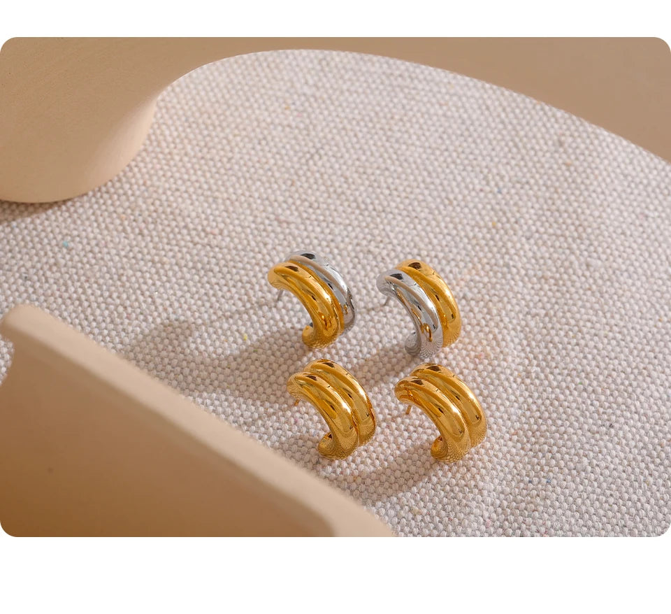 Minimalist geometric earrings in gold-plated stainless steel.