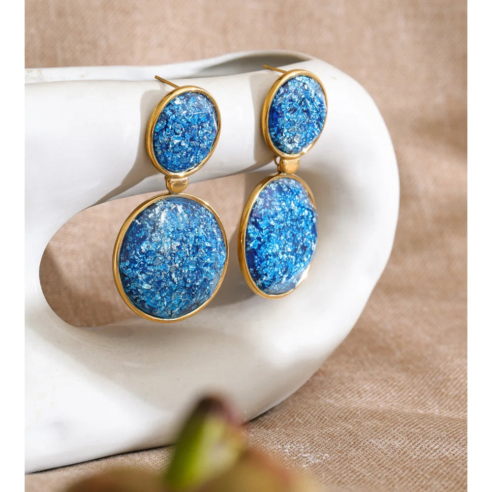 Resin geometric earrings in gold-plated stainless steel with resin.