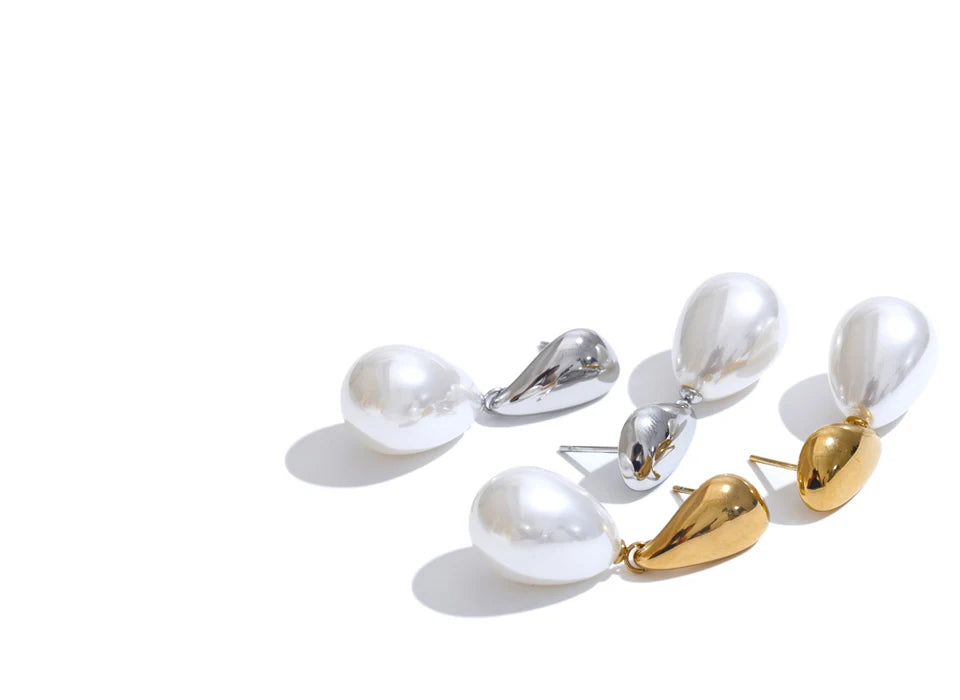 Pearl geometric earrings in gold-plated stainless steel with pearl.