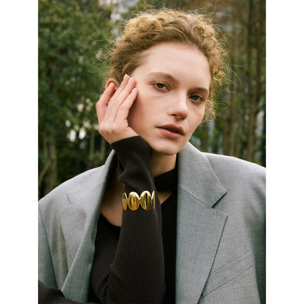 Geometric bracelet in gold-plated stainless steel.