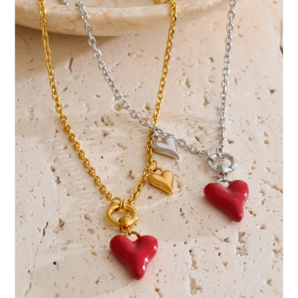 Enamel heart necklace in gold-plated stainless steel with enamel.