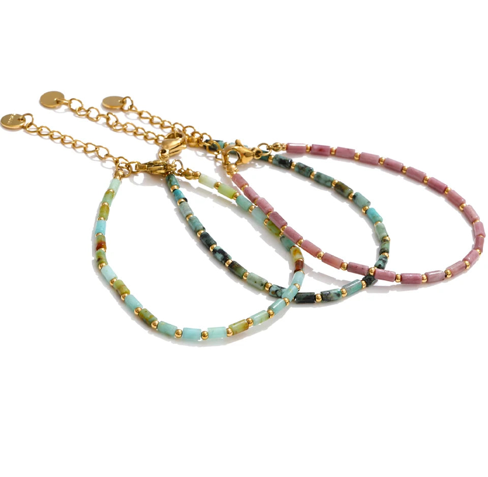 Natural stone beaded geometric necklace in gold-plated stainless steel with natural stone.