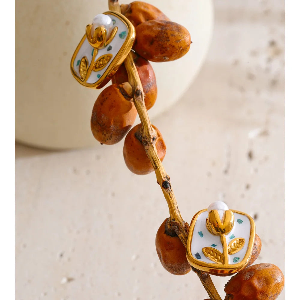 Pearl enamel flower earrings in gold-plated stainless steel with pearl and enamel.