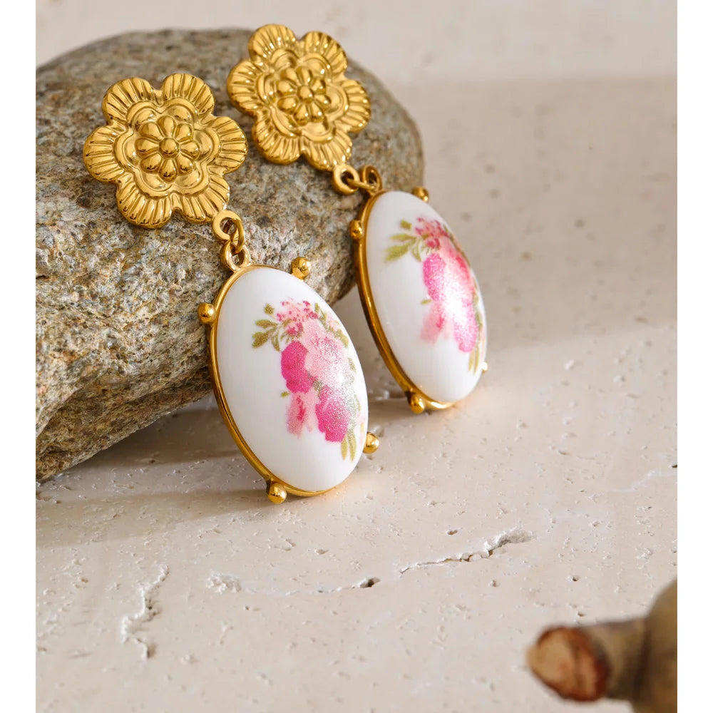 Resin flower earrings in gold-plated stainless steel with resin.