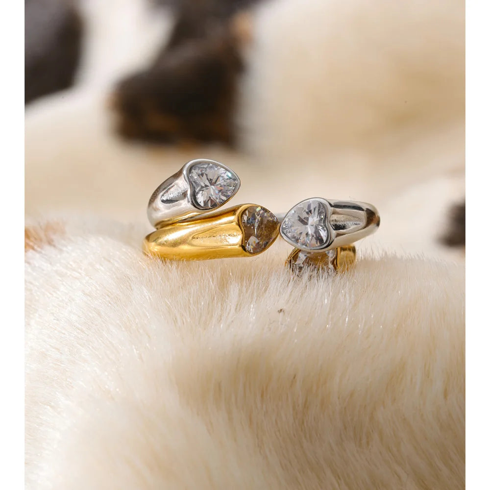 Cubic zirconia heart ring in 18K gold-plated stainless steel with cubic zirconia.