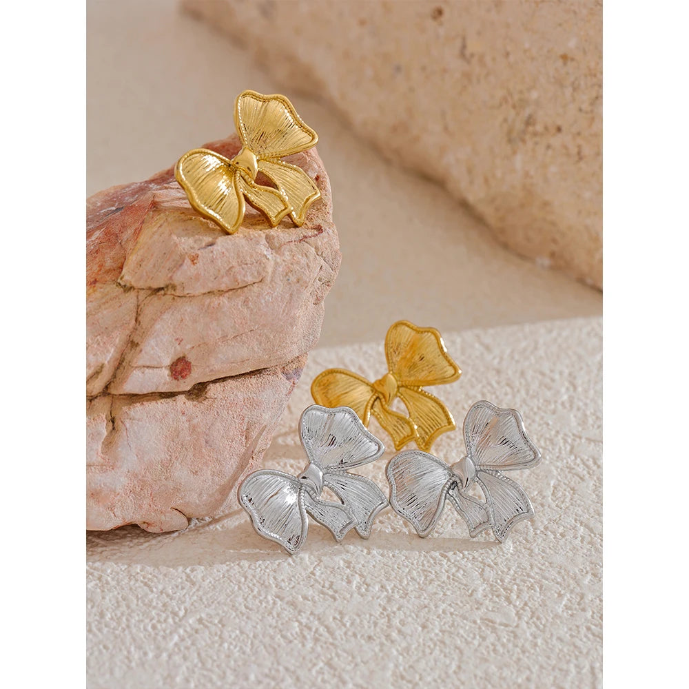 Bow earrings in gold-plated stainless steel.