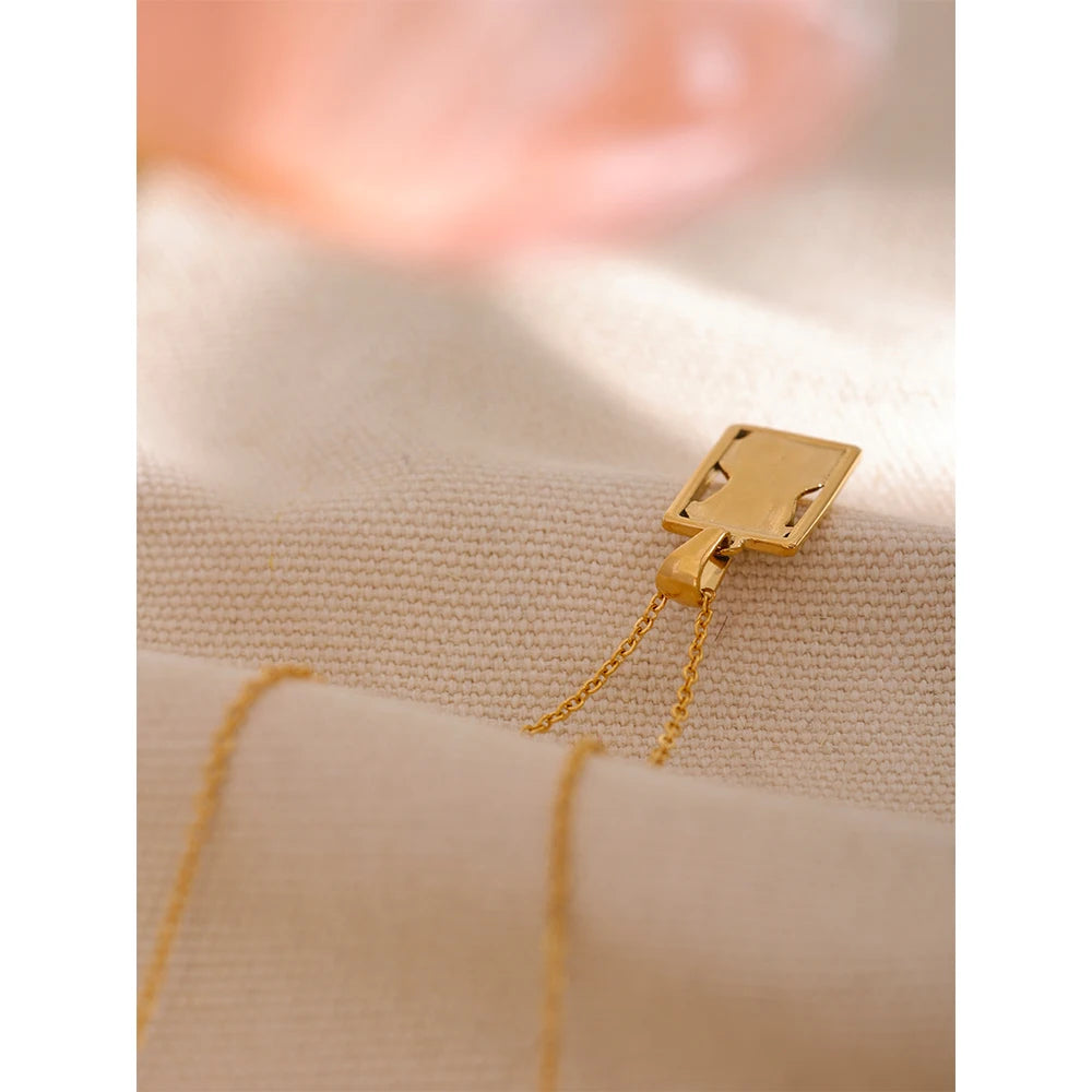 Geometric necklace in gold-plated stainless steel.