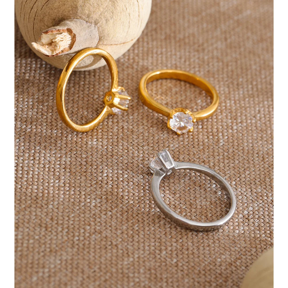 Cubic zirconia geometric ring in 18K gold-plated stainless steel with cubic zirconia.