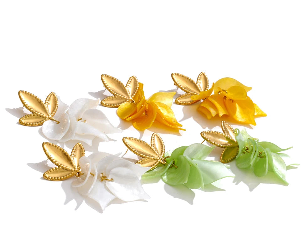 White resin acrylic earrings in gold-plated stainless steel with resin and acrylic.