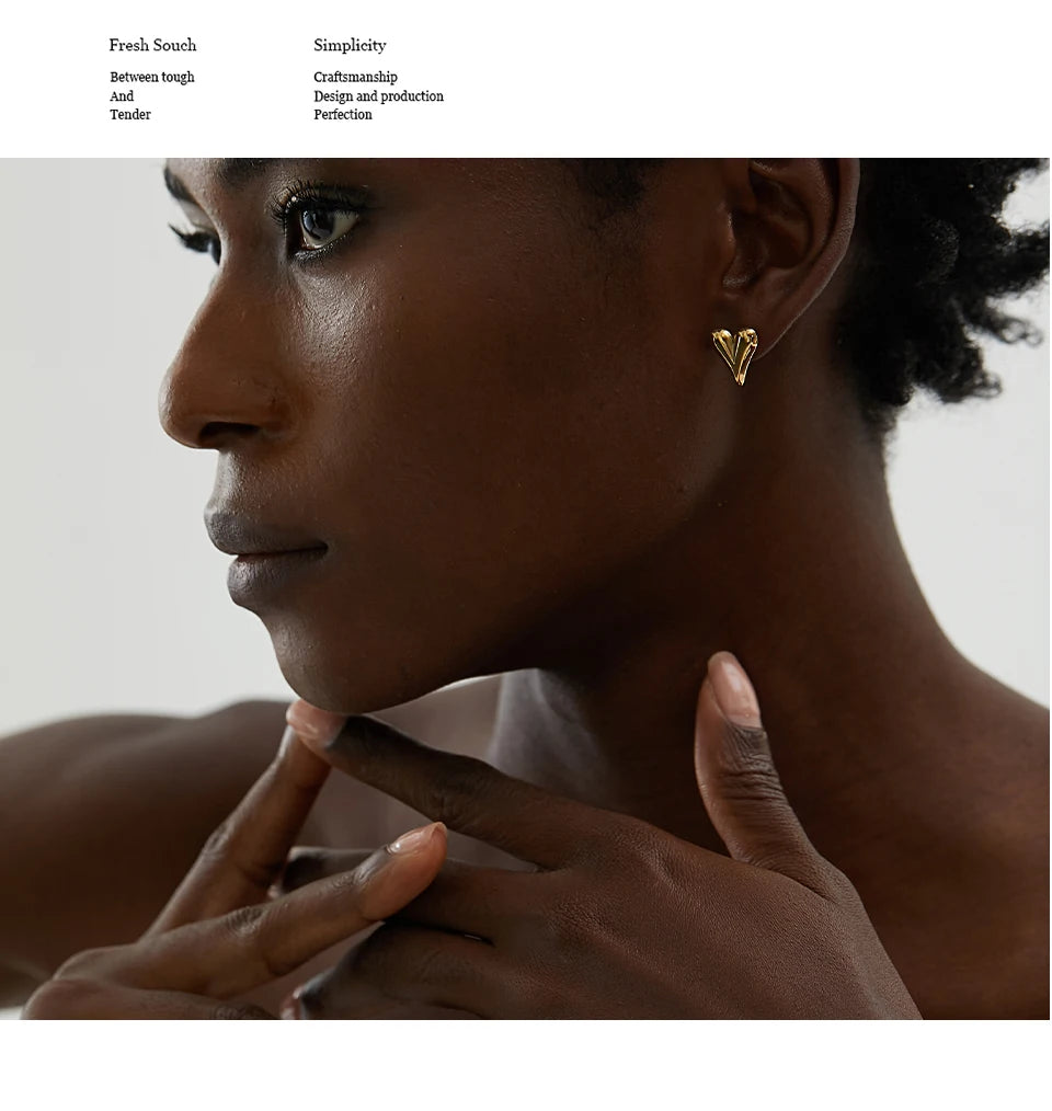 Heart earrings in gold-plated stainless steel.