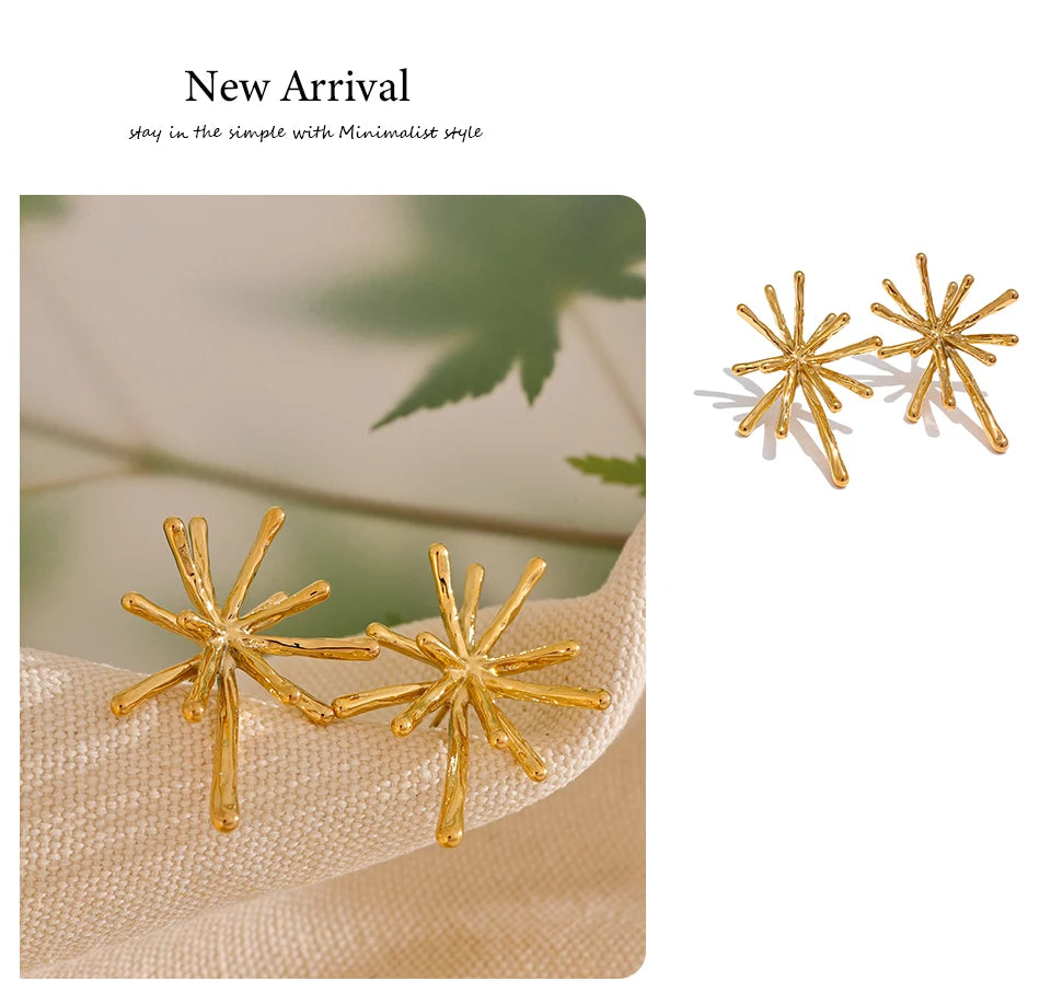 Hammered geometric earrings in gold-plated 316L stainless steel.