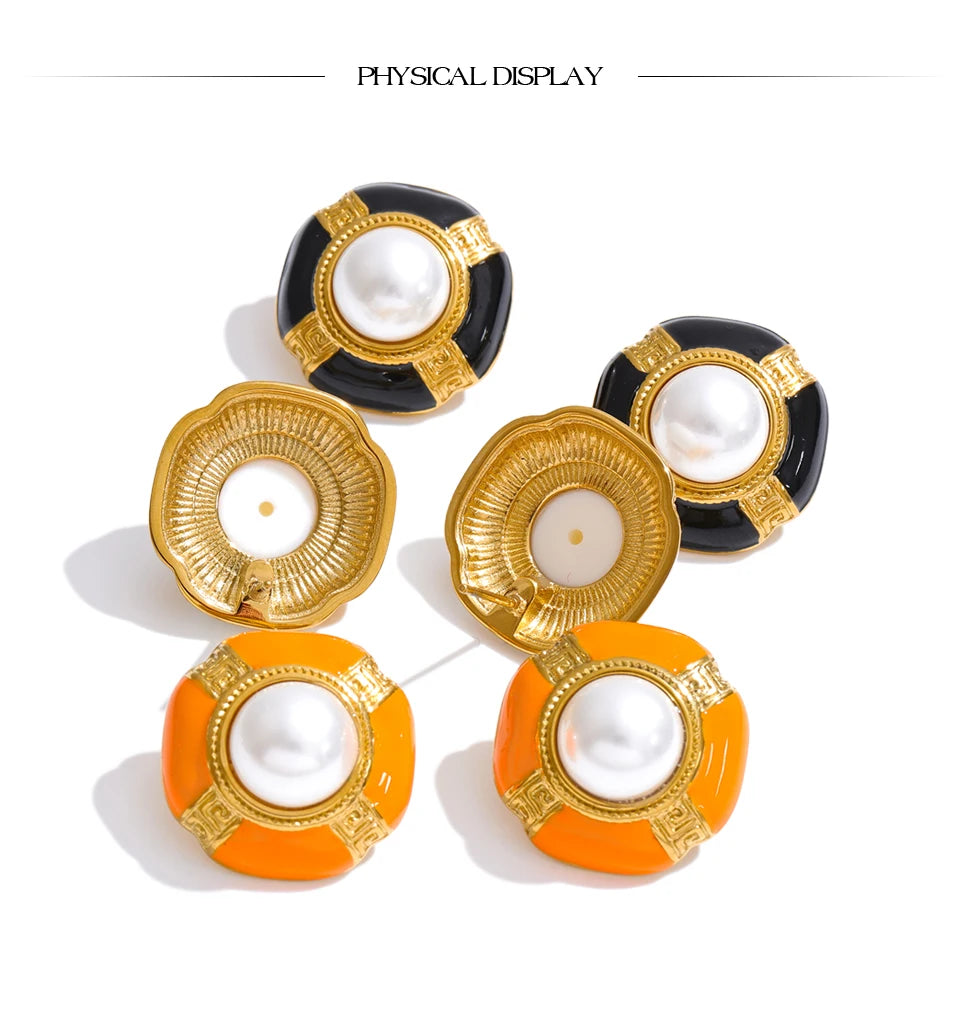 Pearl enamel geometric earrings in gold-plated stainless steel with pearl and enamel.