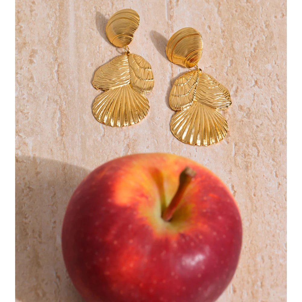 Shell geometric earrings in gold-plated stainless steel with shell.
