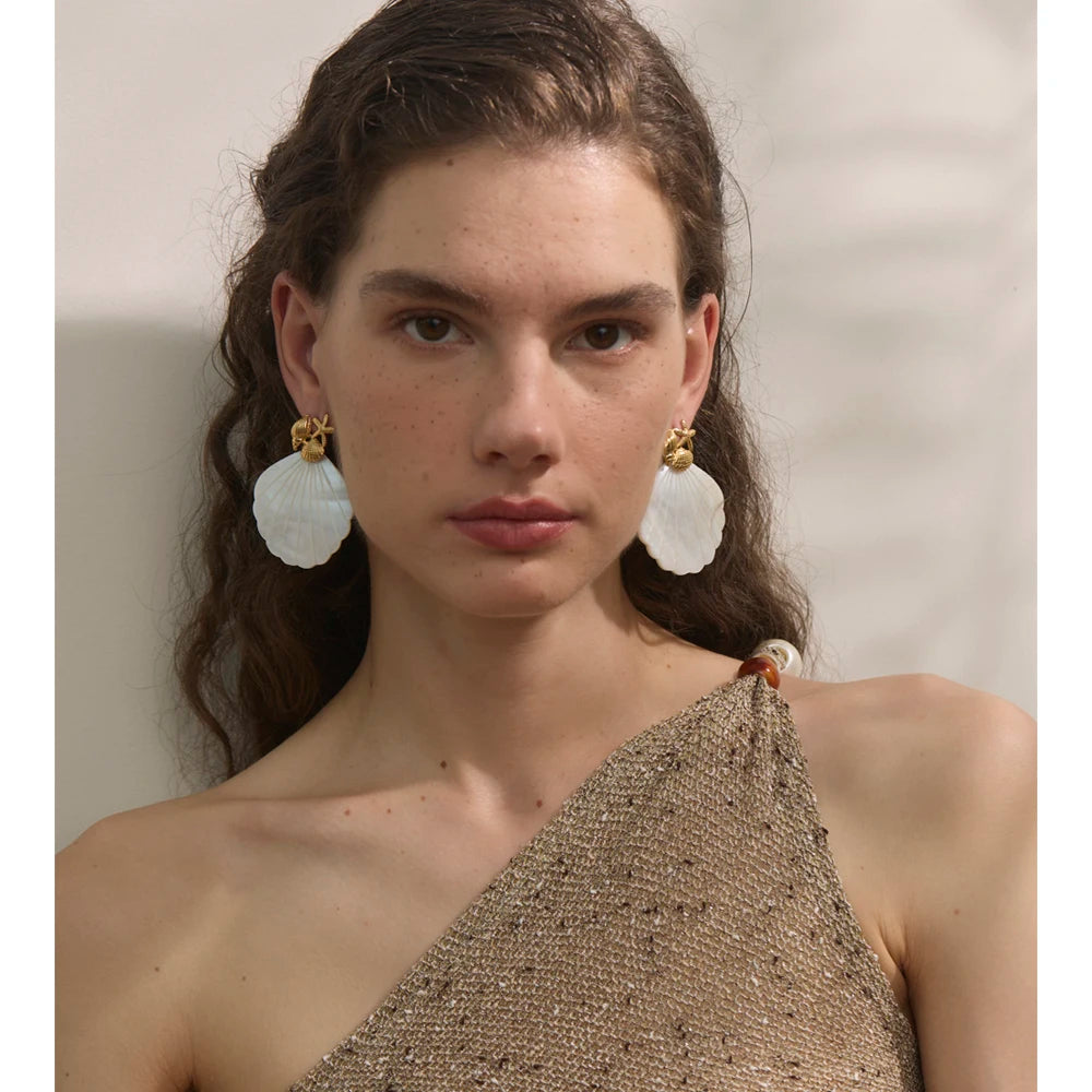 Shell star geometric earrings in gold-plated stainless steel with shell.