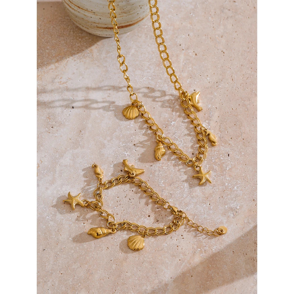 Shell star geometric necklace in gold-plated stainless steel with shell.