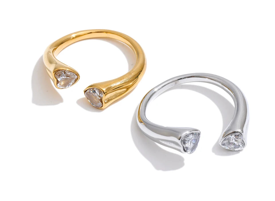 Cubic zirconia heart ring in 18K gold-plated stainless steel with cubic zirconia.
