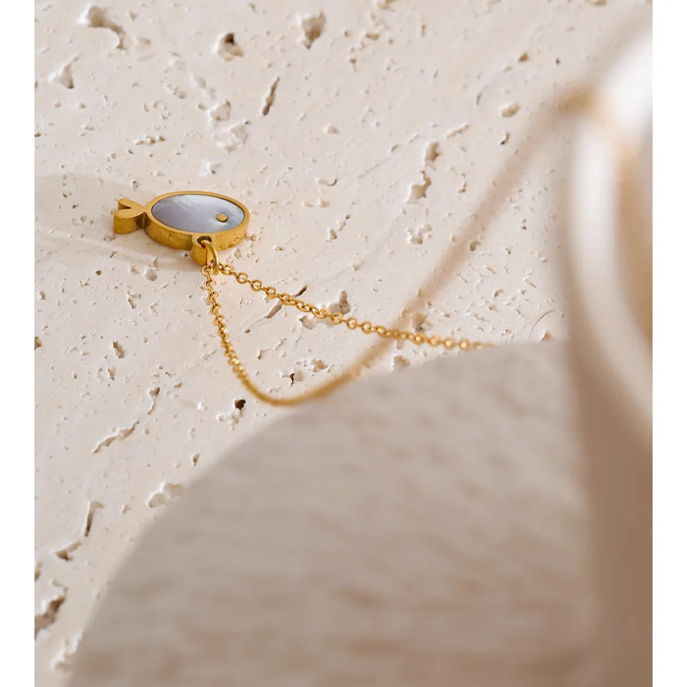 Shell geometric necklace in gold-plated stainless steel with shell.