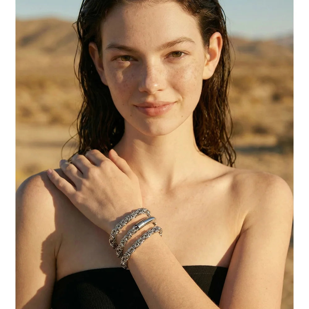 Geometric chain necklace in gold-plated stainless steel.