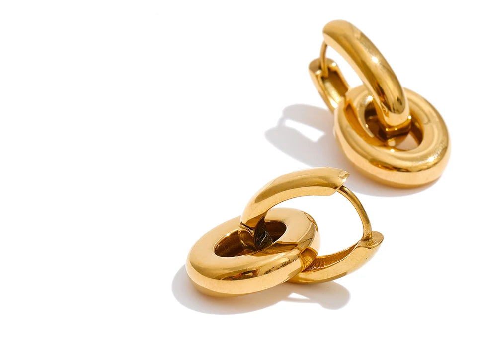 Geometric earrings in gold-plated stainless steel.