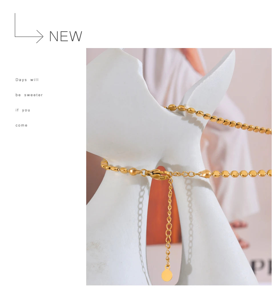 Geometric chain necklace in gold-plated stainless steel.