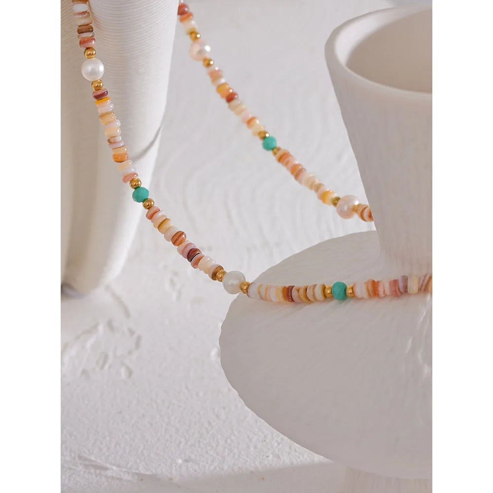 Freshwater pearl natural stone beaded necklace in gold-plated stainless steel with freshwater pearl and natural stone.