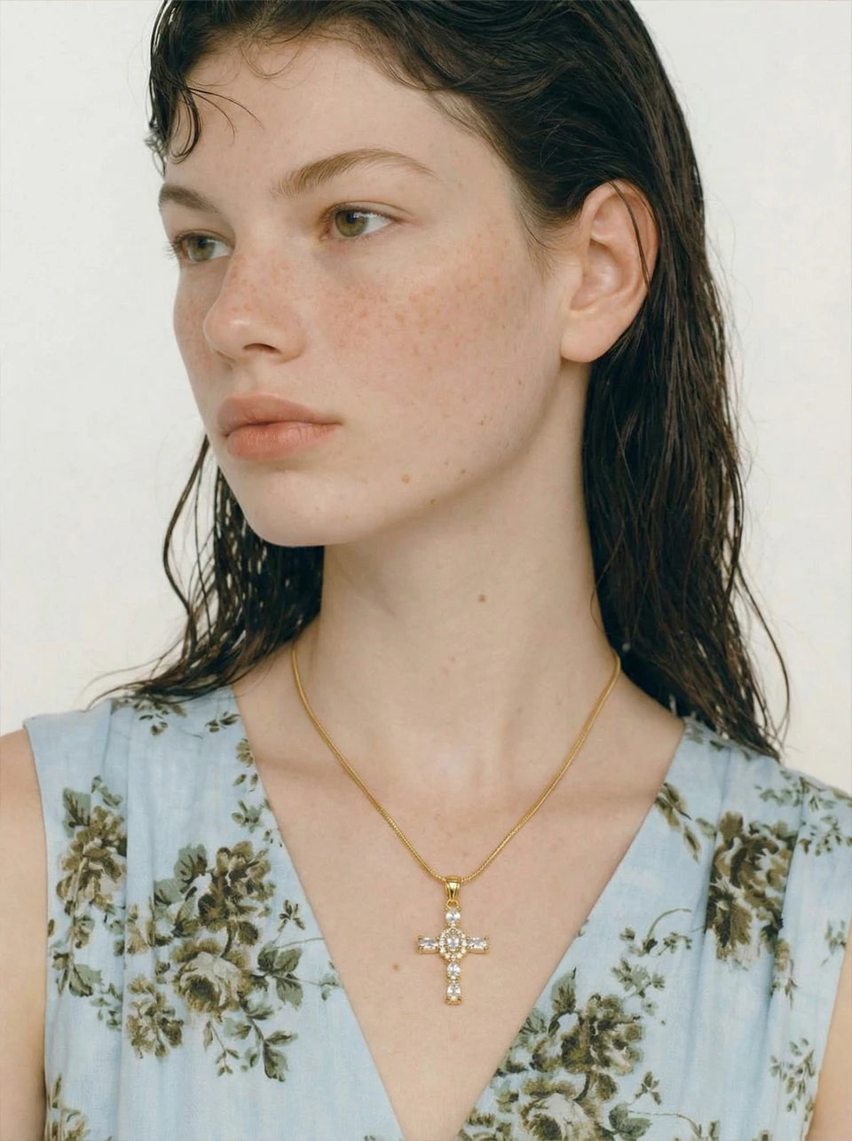 Cubic zirconia cross necklace in gold-plated stainless steel with cubic zirconia.