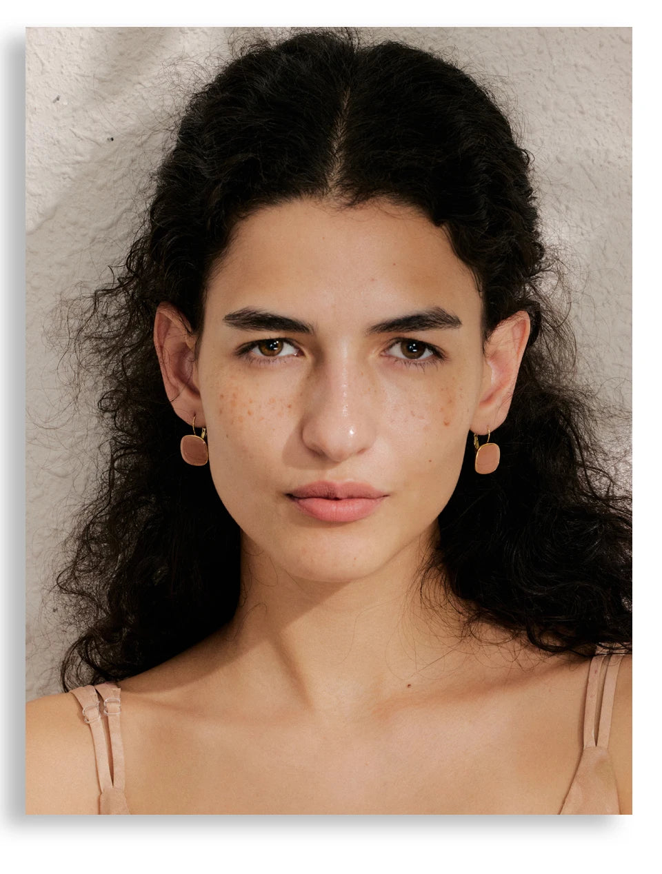 Enamel geometric earrings in gold-plated stainless steel with enamel.