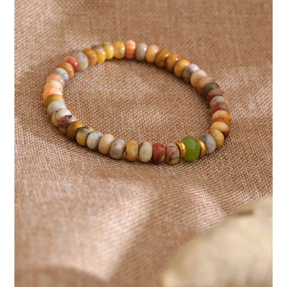 Natural stone beaded geometric necklace in gold-plated stainless steel with natural stone.