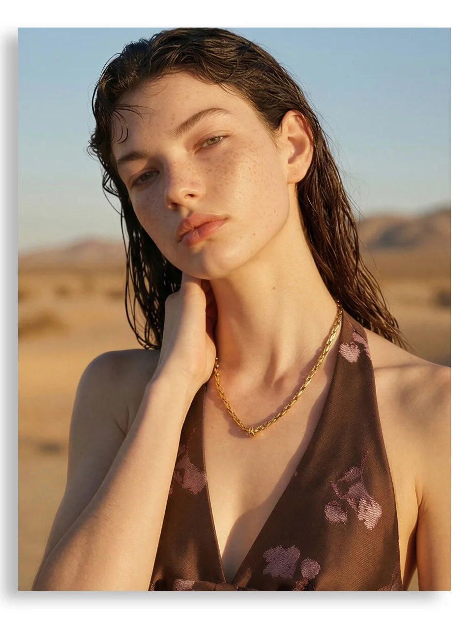 Geometric chain necklace in gold-plated stainless steel.