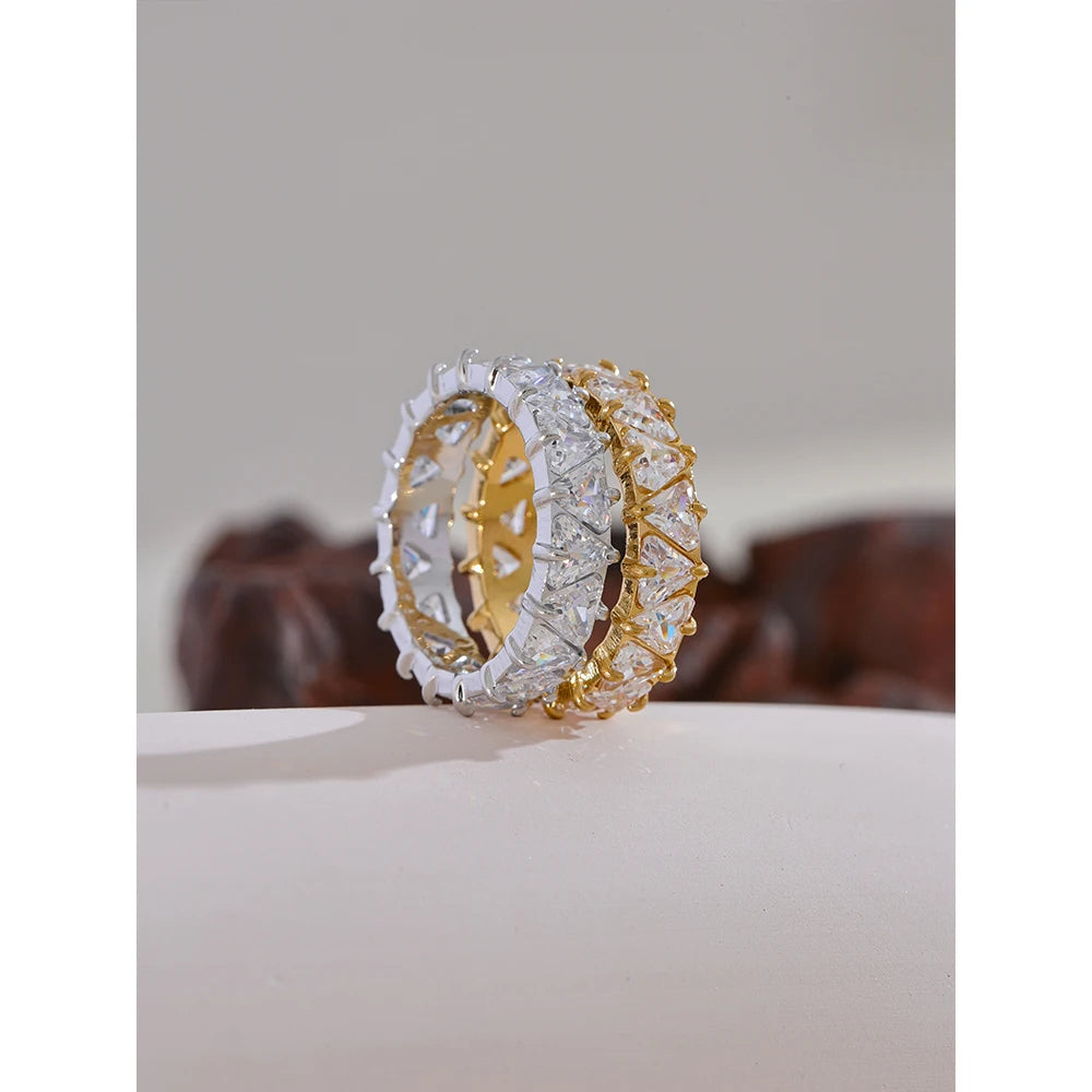 Cubic zirconia heart geometric ring in gold-plated stainless steel with cubic zirconia.