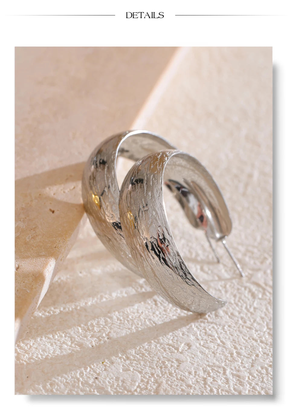 Geometric earrings in gold-plated stainless steel.