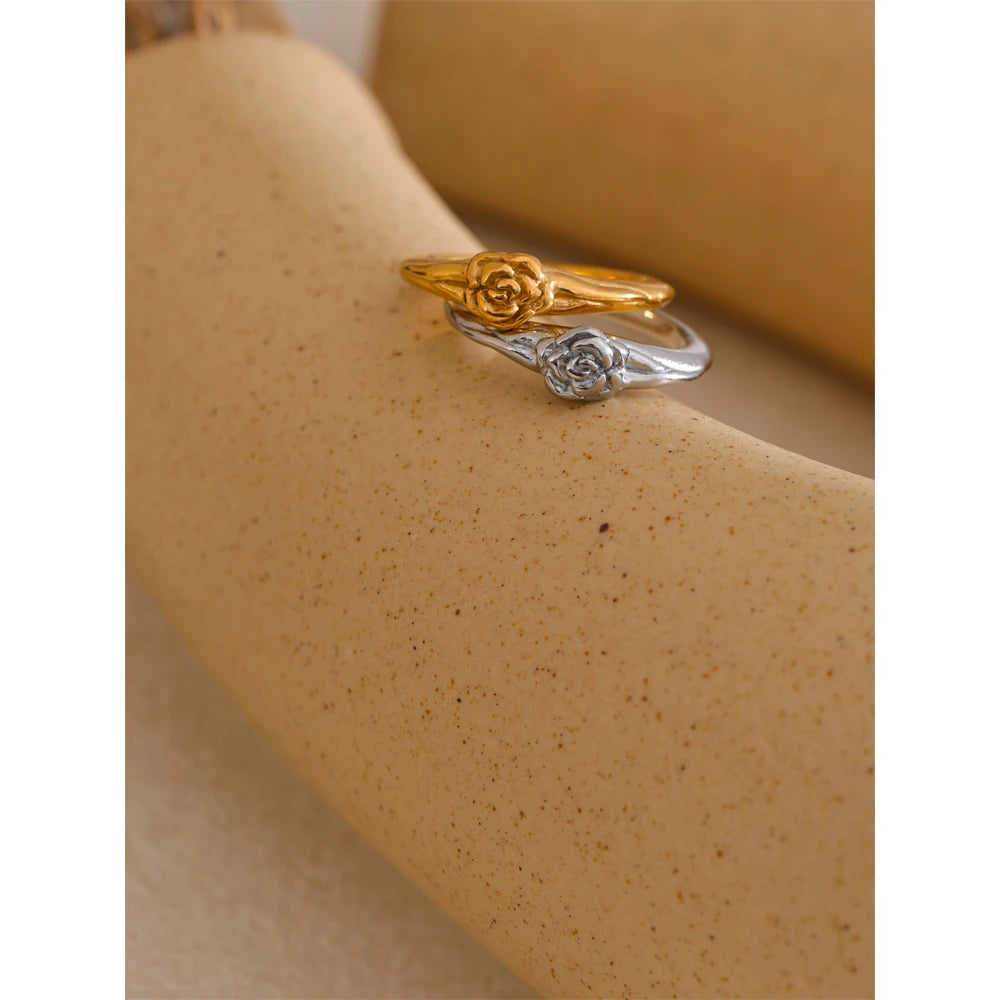 Flower geometric ring in 18K gold-plated stainless steel.
