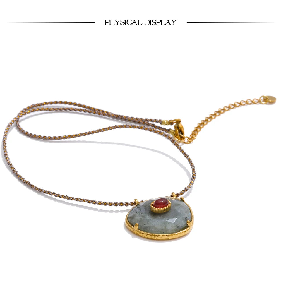 Natural stone geometric necklace in gold-plated stainless steel with natural stone.