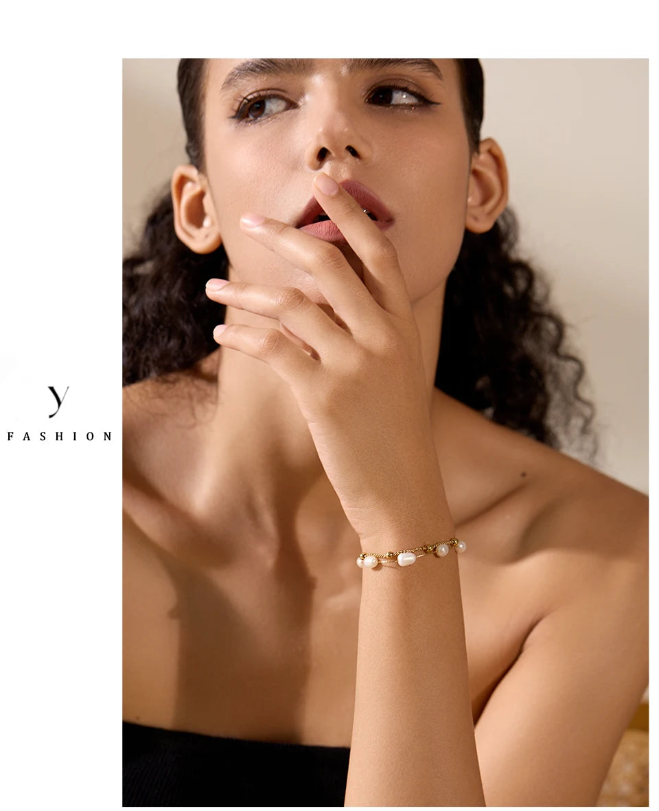 Freshwater pearl geometric chain necklace in gold-plated stainless steel with freshwater pearl.