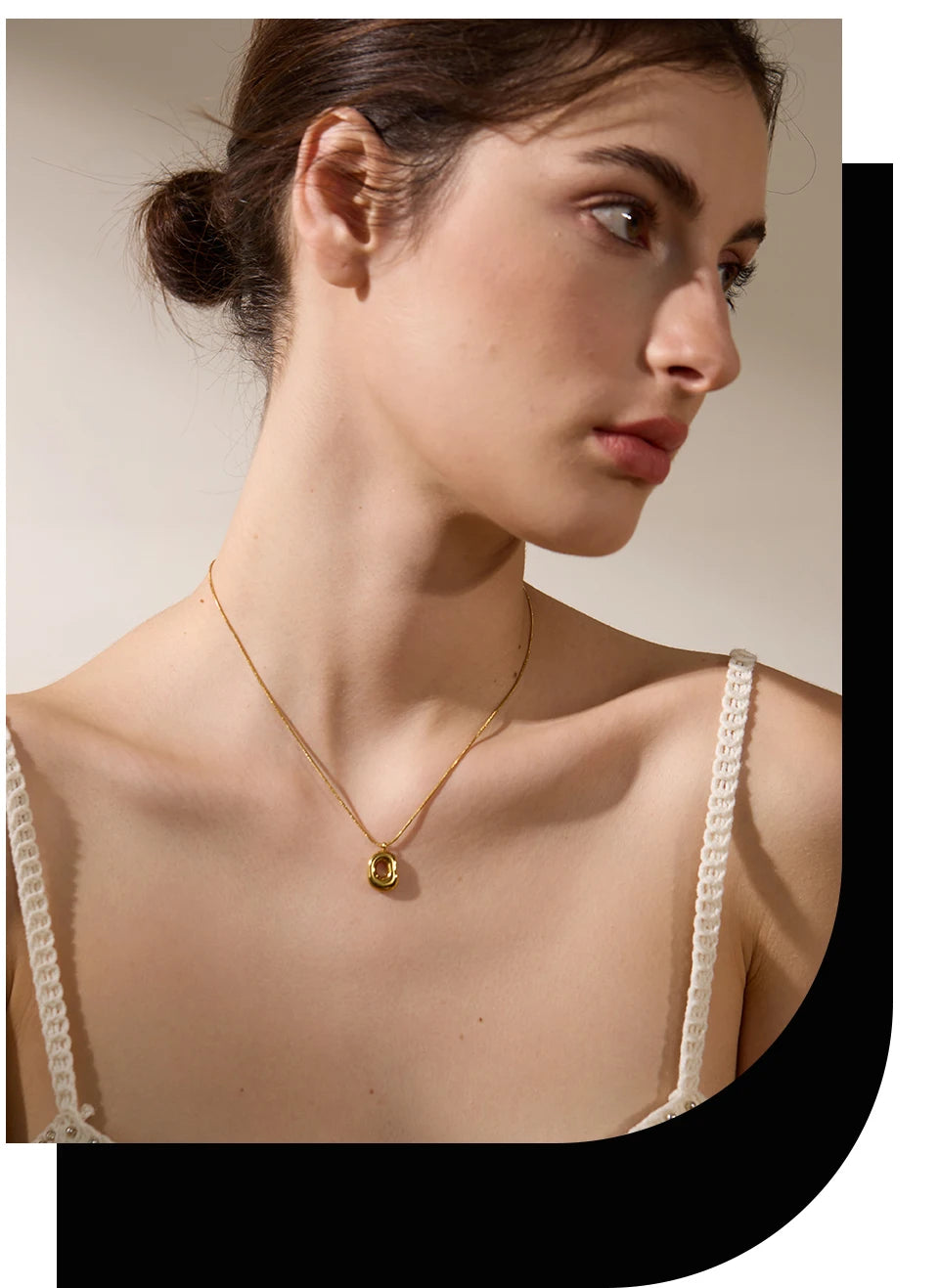 Geometric necklace in gold-plated 316L stainless steel.