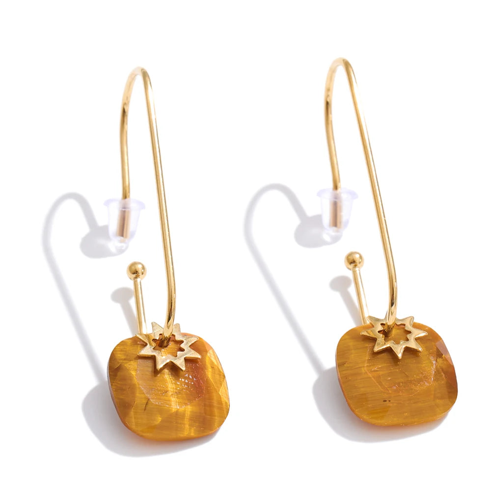 Natural stone geometric earrings in gold-plated stainless steel with natural stone.