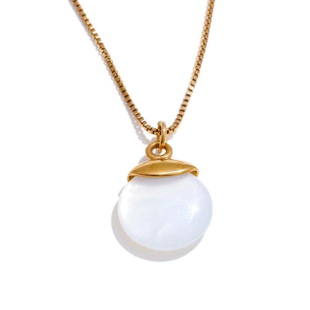 White natural stone geometric necklace in gold-plated stainless steel with natural stone.