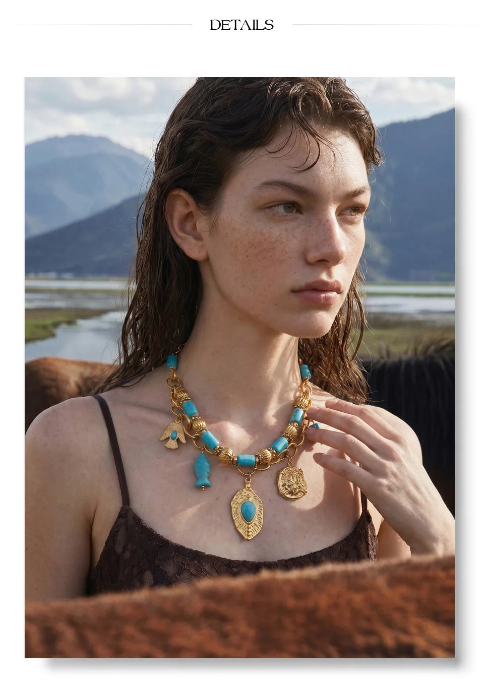Natural stone geometric necklace in gold-plated stainless steel with natural stone.