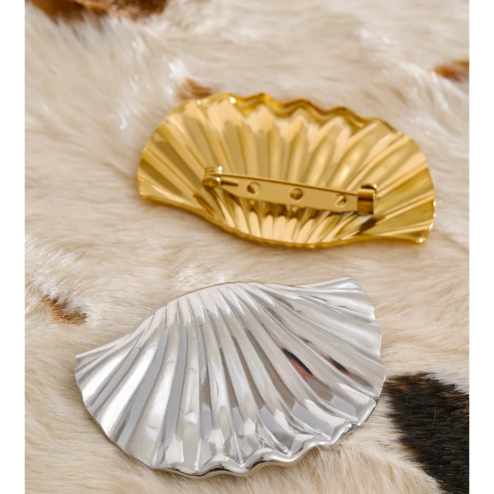 Shell geometric brooch in gold-plated stainless steel with shell.