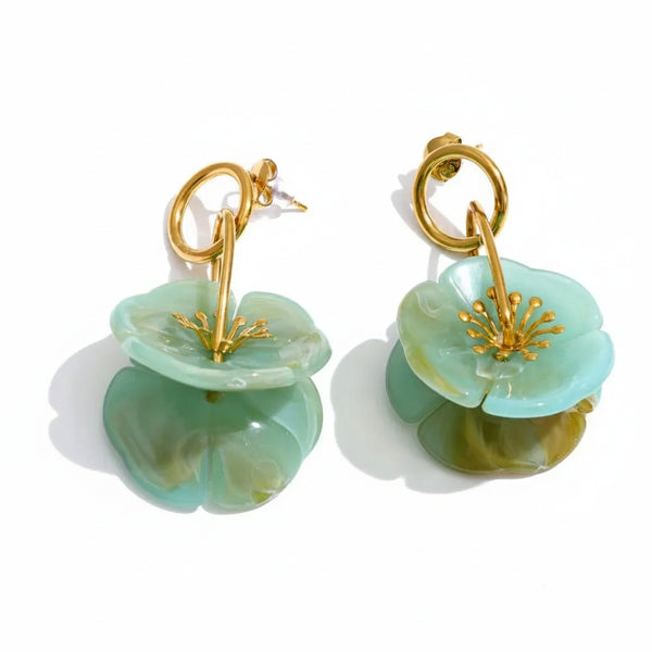 Earrings made of gold-plated stainless steel with resin and acrylic.