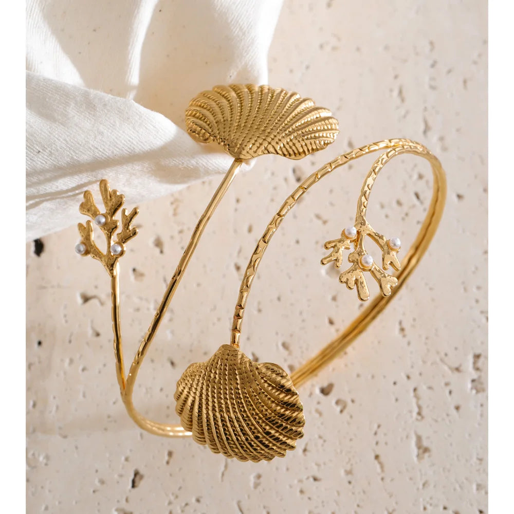 Shell geometric bracelet in gold-plated stainless steel with shell.