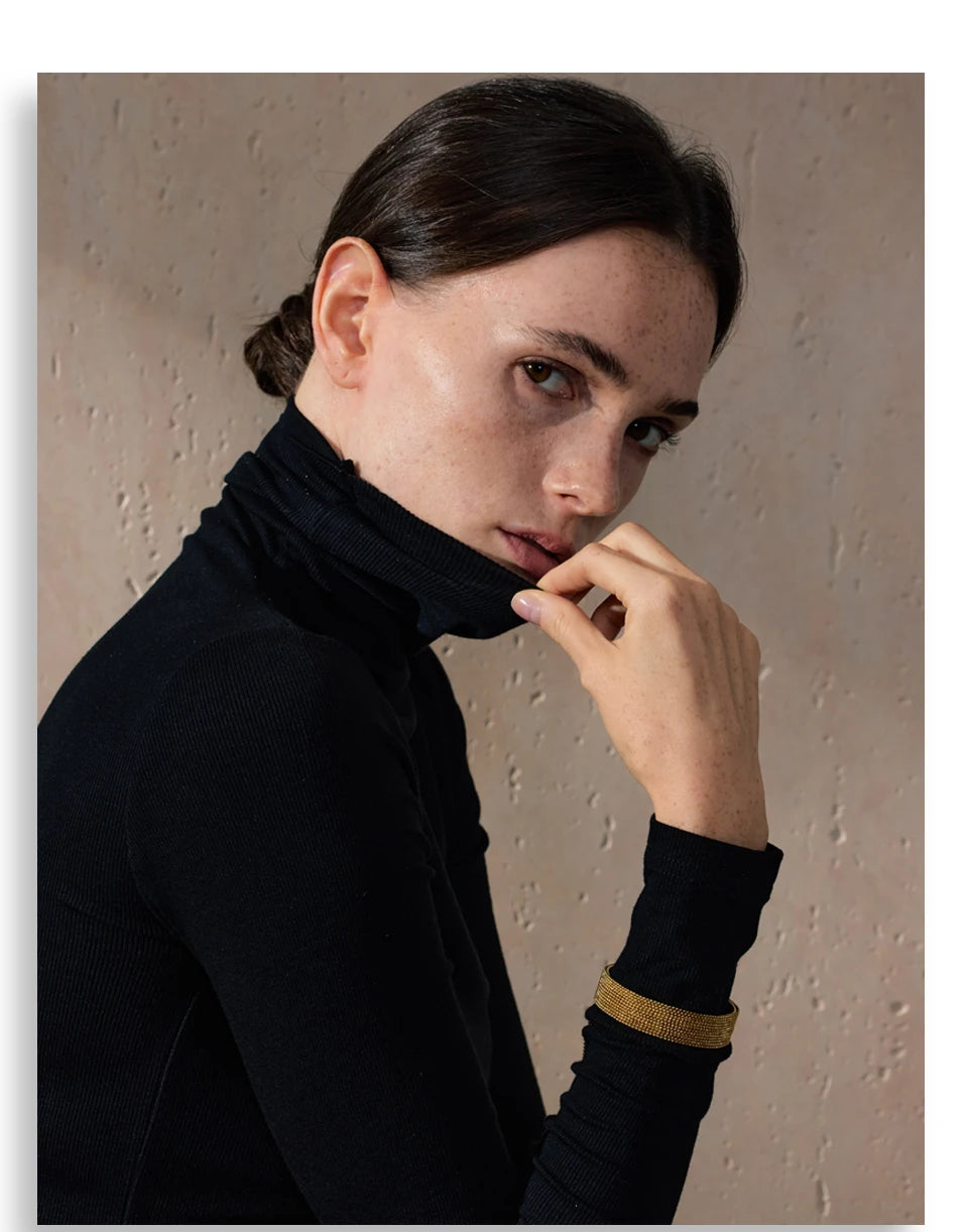 Geometric chain necklace in gold-plated stainless steel.