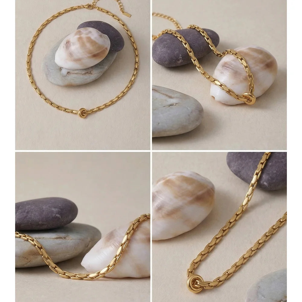 Geometric chain necklace in gold-plated stainless steel.