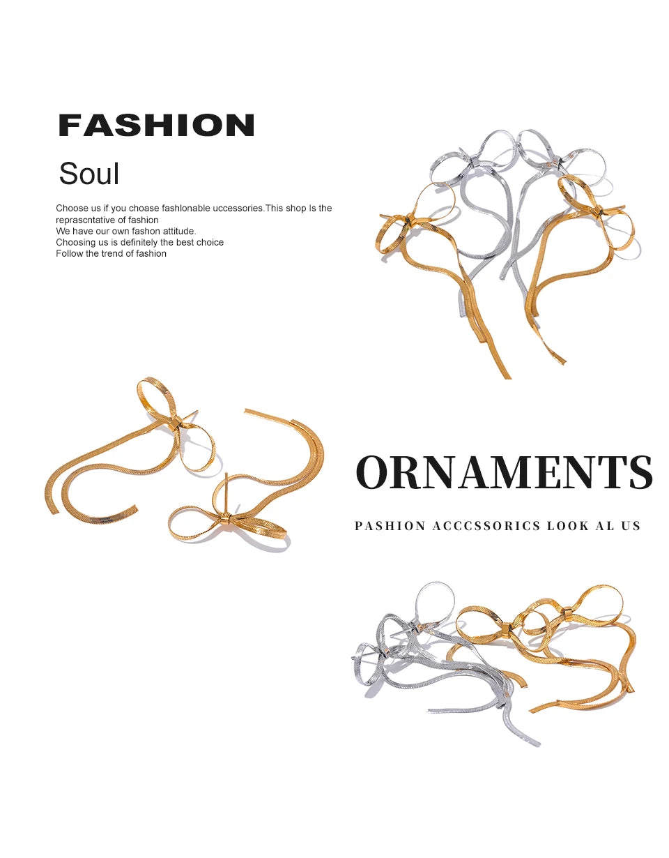 Bow chain earrings in gold-plated stainless steel.