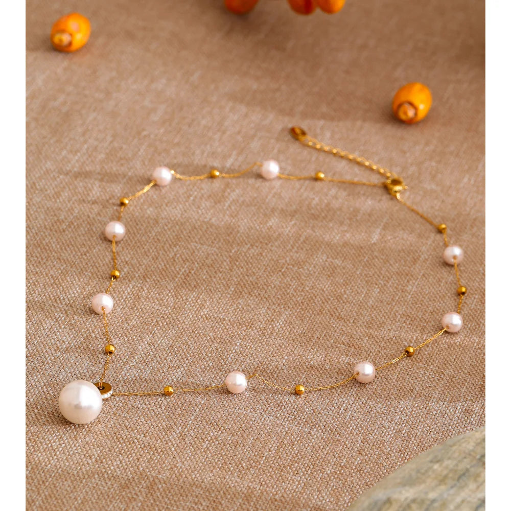 Pearl geometric chain necklace in gold-plated stainless steel with pearl.