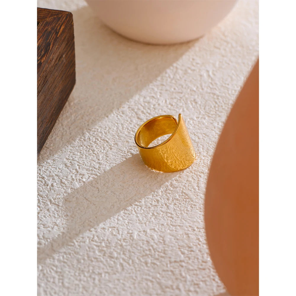 Minimalist geometric ring in 18K gold-plated stainless steel.