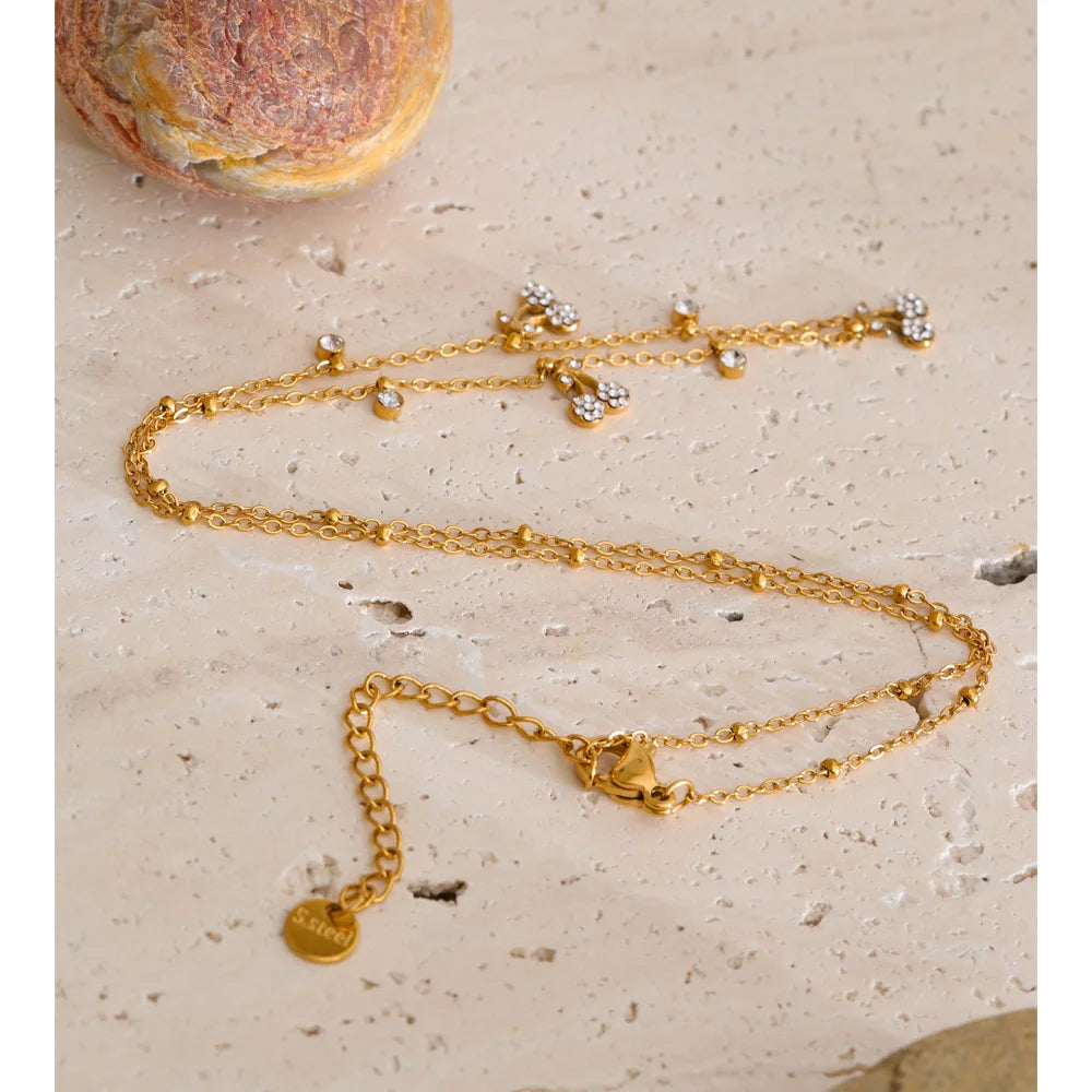 Cubic zirconia geometric necklace in gold-plated stainless steel with cubic zirconia.