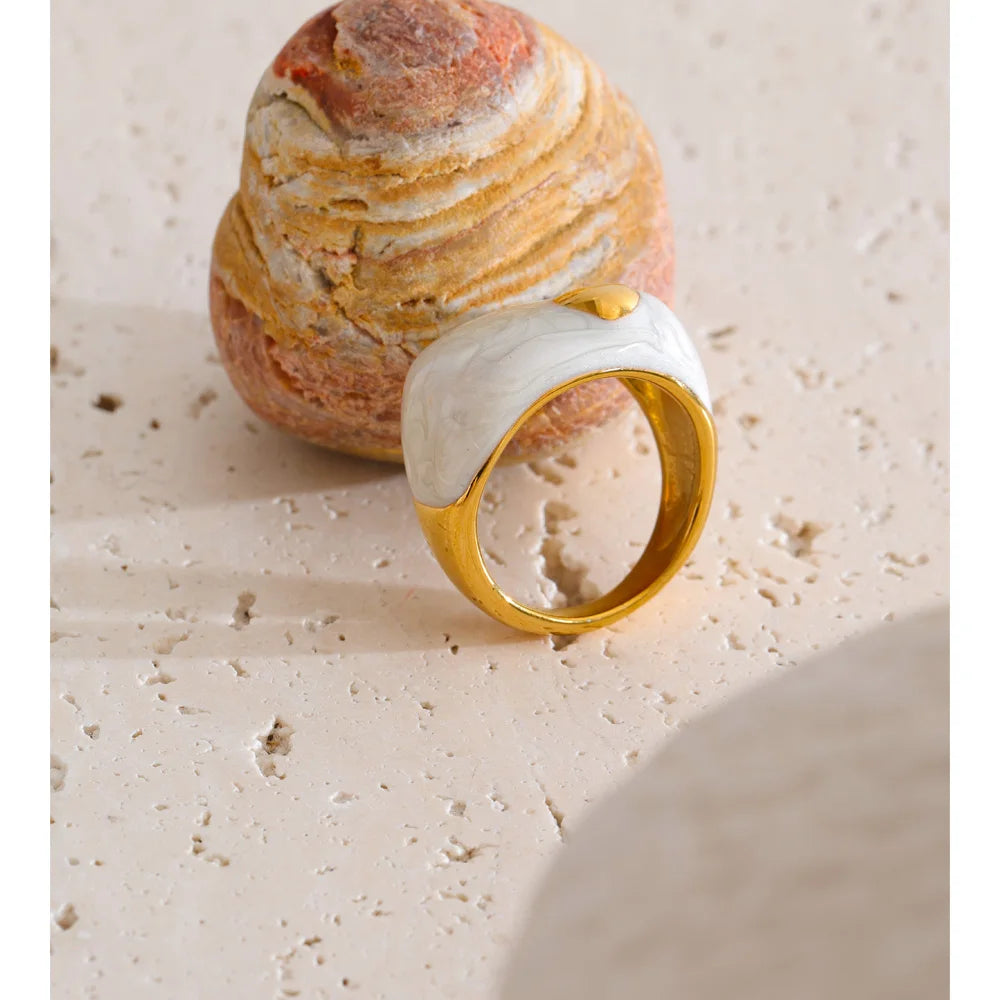 White enamel heart ring in 18K gold-plated stainless steel with enamel.
