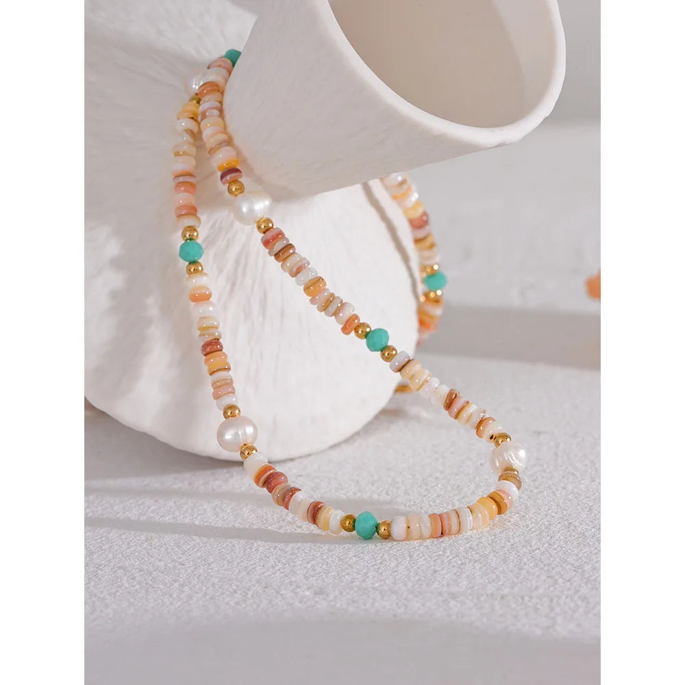 Freshwater pearl natural stone beaded necklace in gold-plated stainless steel with freshwater pearl and natural stone.